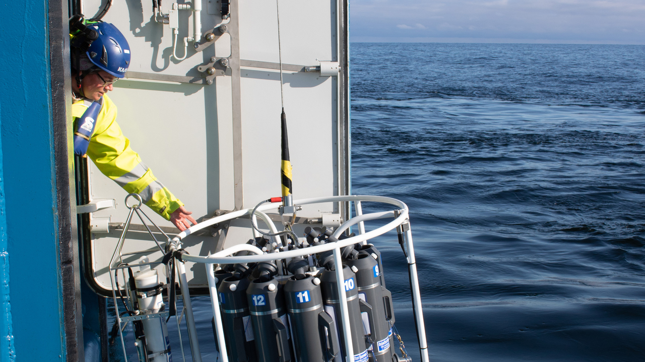 En rund ställning med tolv vattenhämtare är på väg att sänkas ner i havet från ett forskningsfartyg.