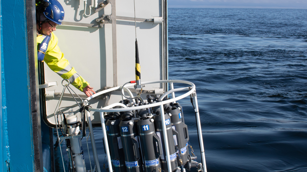 En rund ställning med tolv vattenhämtare är på väg att sänkas ner i havet från ett forskningsfartyg.