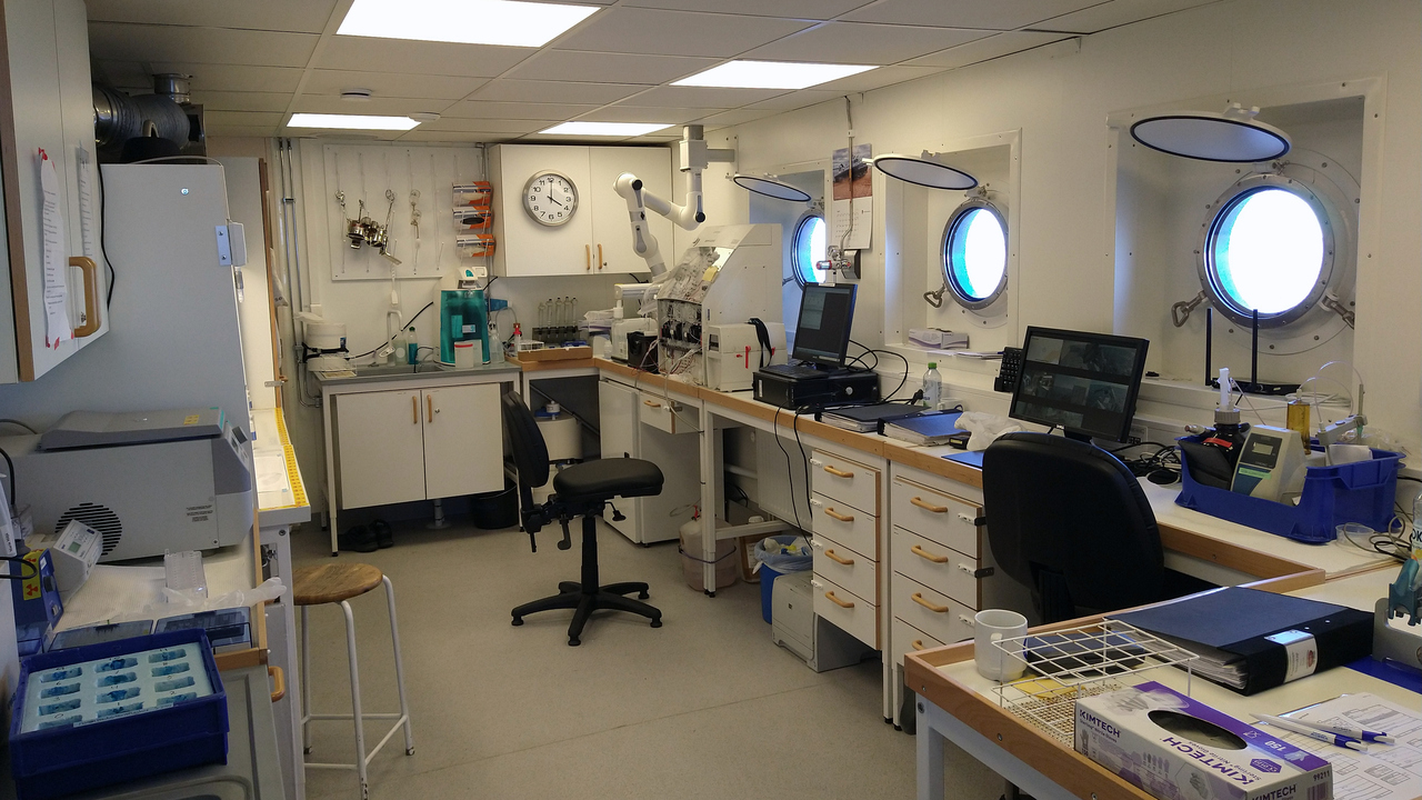 ett ljust och fint laboratorium ombord på ett fartyg.