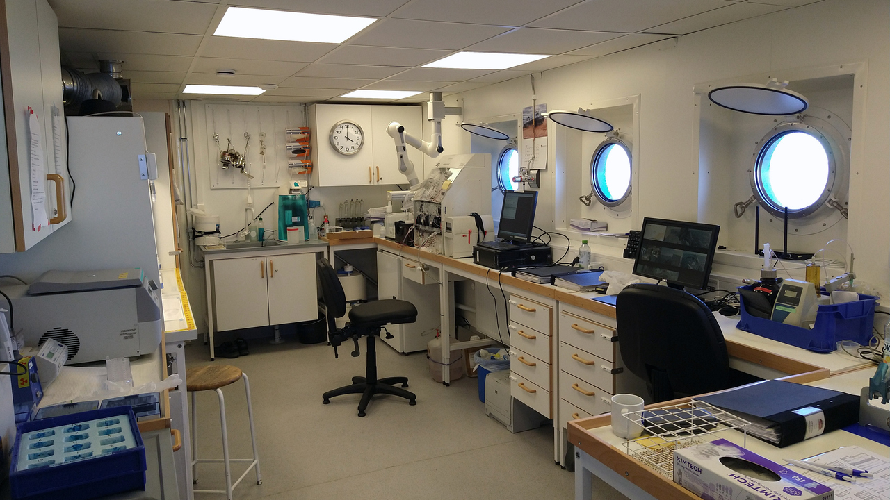 ett ljust och fint laboratorium ombord på ett fartyg.