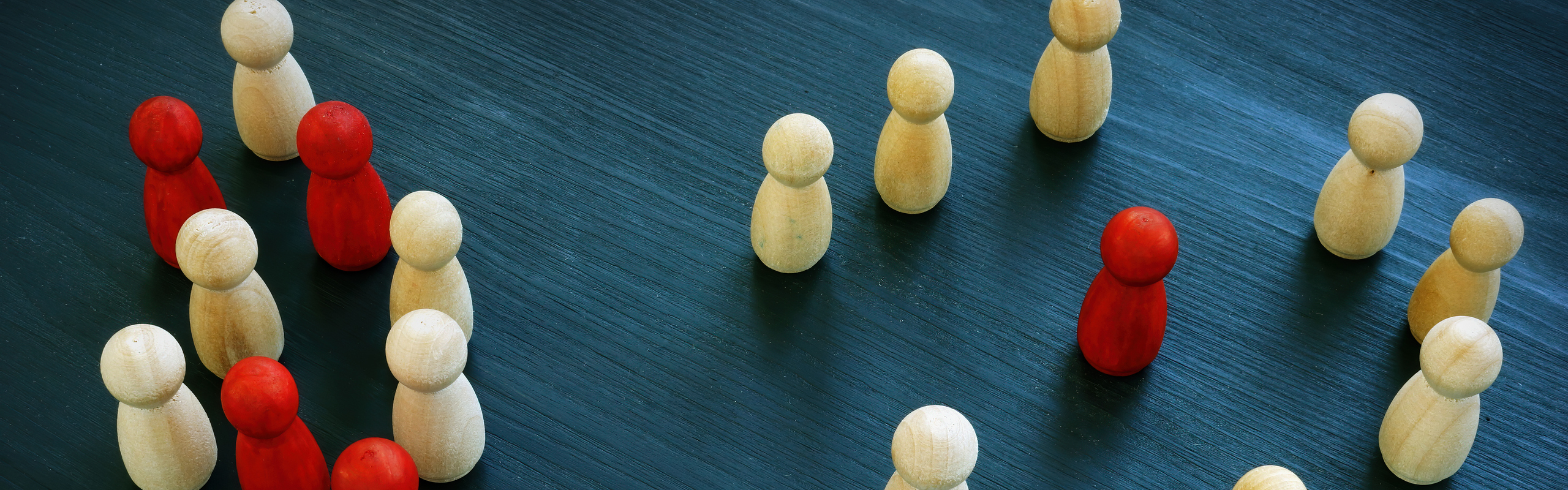 Spelfigurer som håller distans för att illustrera social distansering under en pandemi.