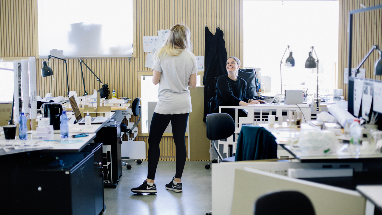 Stökigt kontorslandskap.