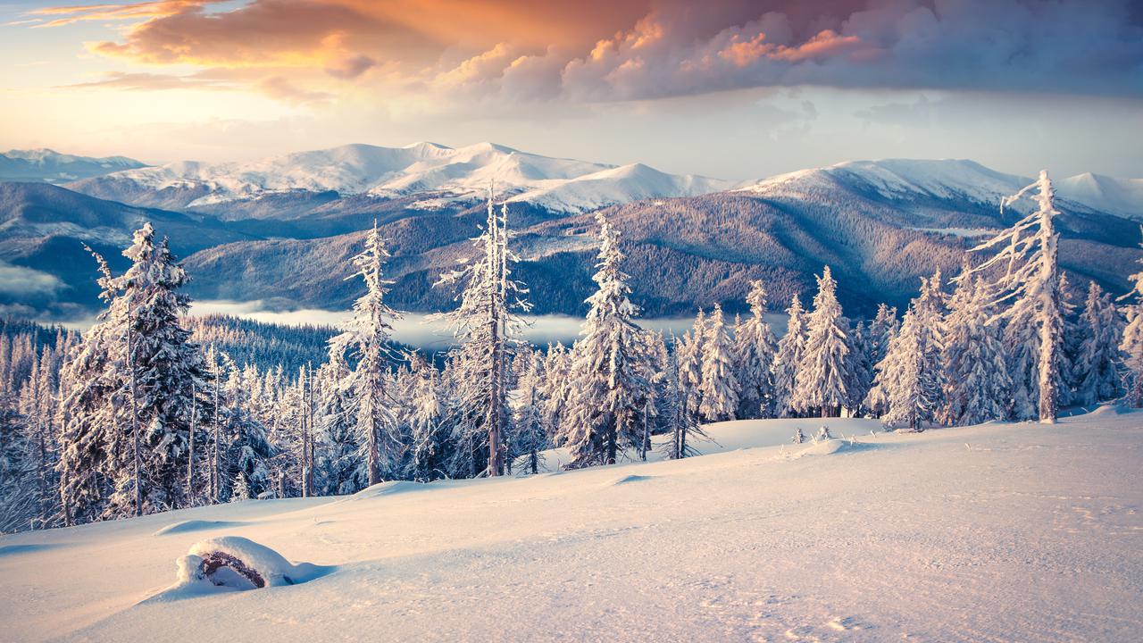 Färgstarkt vinterlandskap i soluppgång.