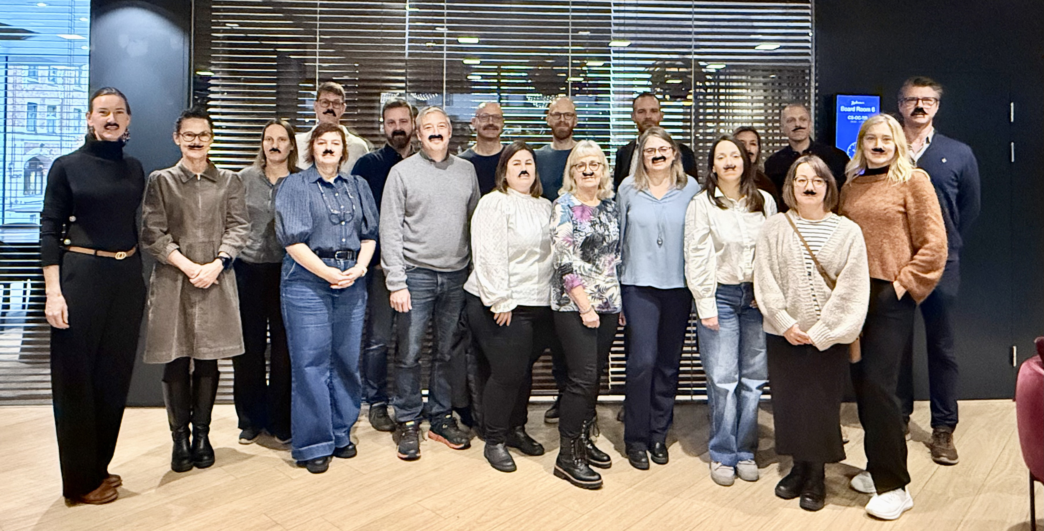 Gruppbild med medlemmar i forskargruppen SPRINTR som bär lösmustascher