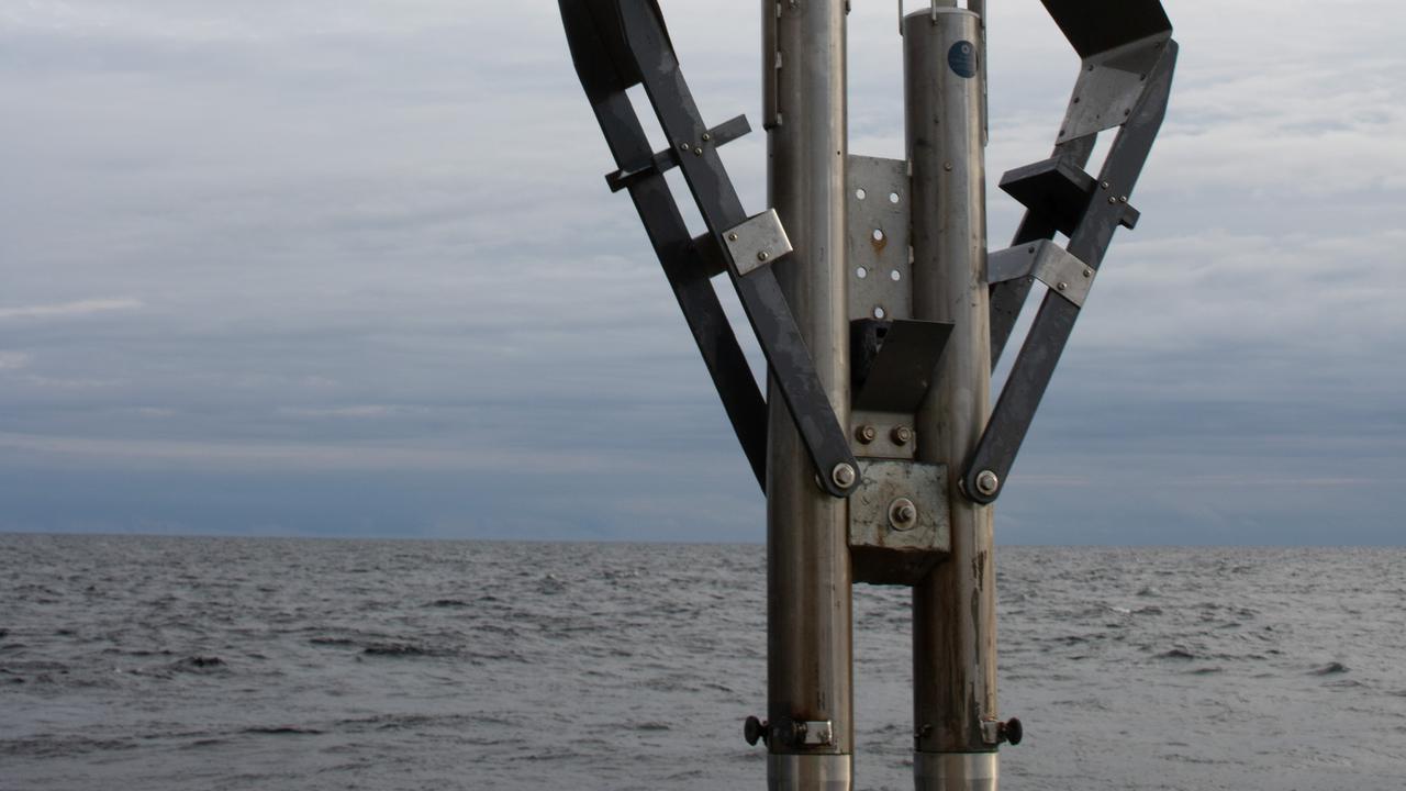 sedimentprovtagare på väg ner i havet.