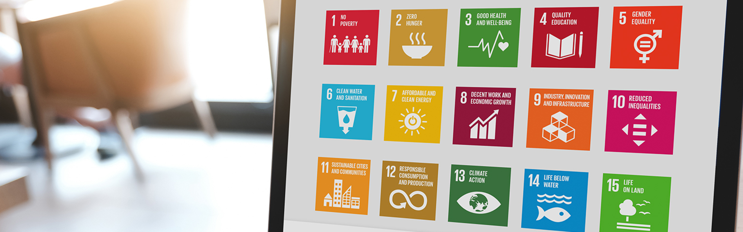 En person använder en bärbar dator på ett bord