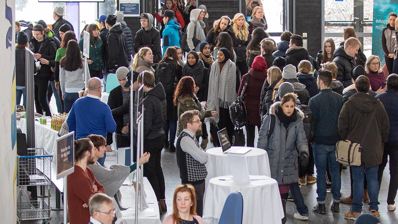 Blivande studenter besöker campus