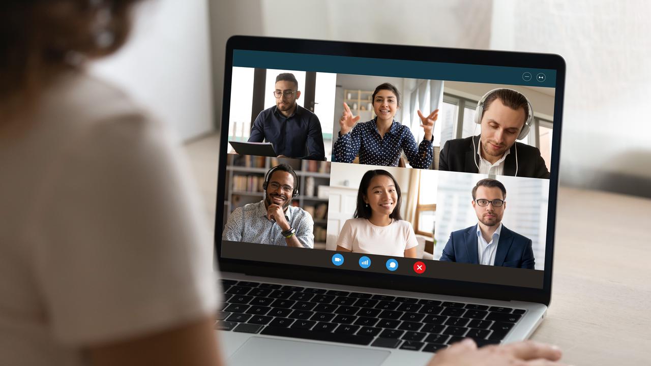 Kvinna som sitter i framför datorn i ett digitalt möte.