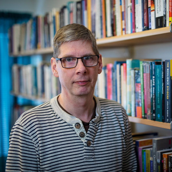 Patrik Johansson, forskare och lektor inom freds- och konfliktstudier vid Statsvetenskapliga institutionen vid Umeå universitet.