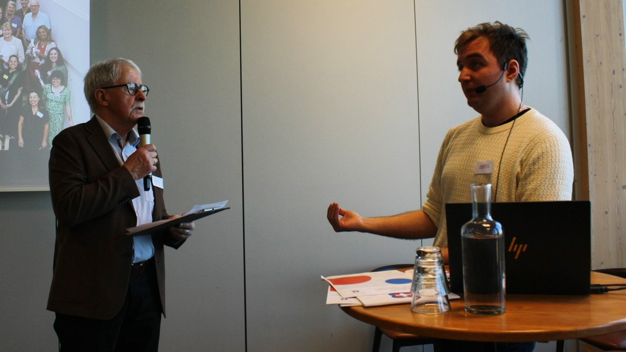 Sverker Olofsson frågar Philip Bärring (höger) om medborgarråd.