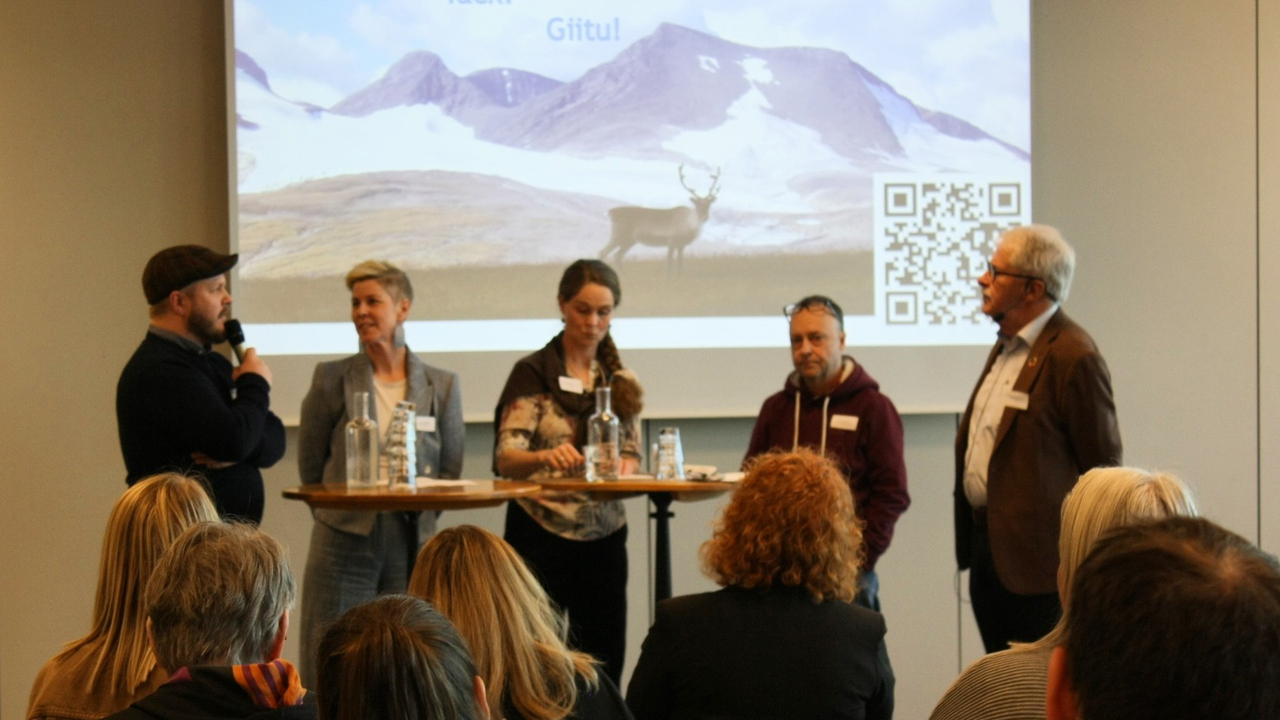 Panelen diskuterar den gröna omställningens utopi och konsekvenserna av denna idé.