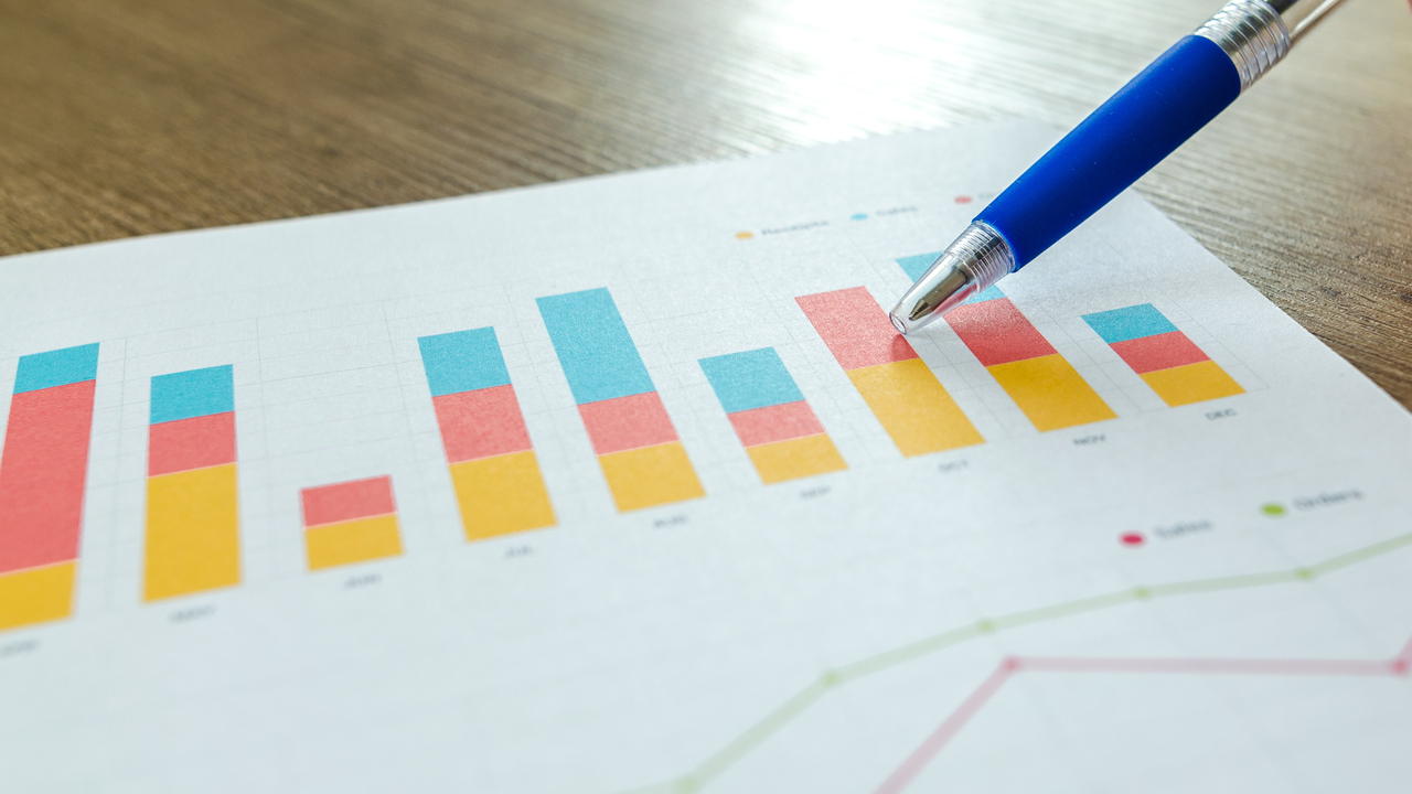 Statistik och stapeldiagram utpekade med penna