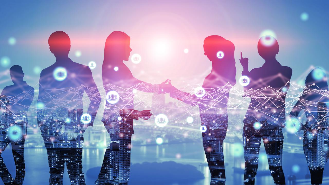 kreativ bild av affärsmänniskor i ett konferensrum. Kan se staden och höghus i bakgrunden.