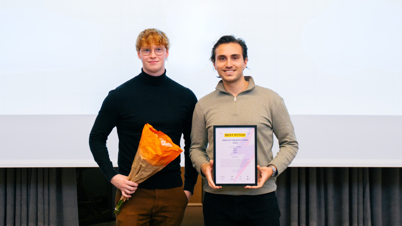 Två män står bredvid varandra och håller blommor.