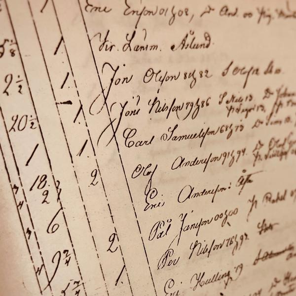 En närbild av en sida med skrift på.