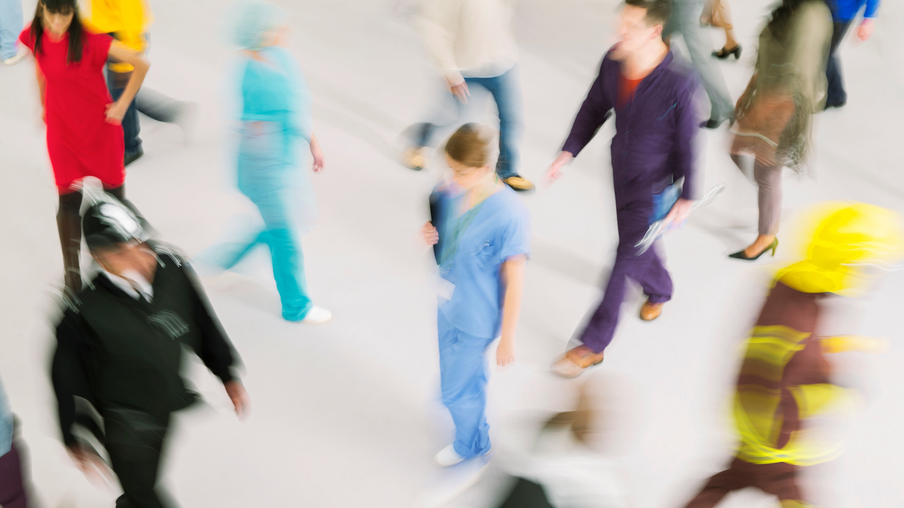 Människor i arbetskläder som rör sig åt olika håll.