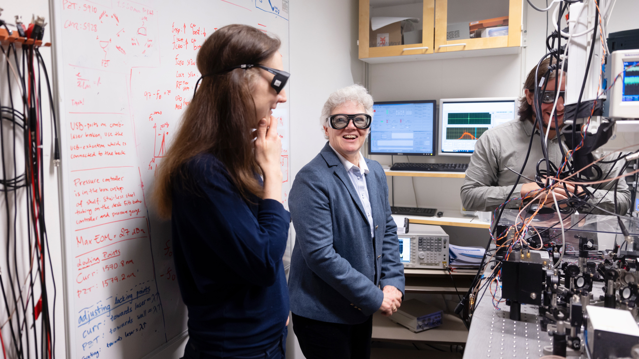 Aleksandra Foltynowicz och Anne L'Huillier med skyddsglasögon.