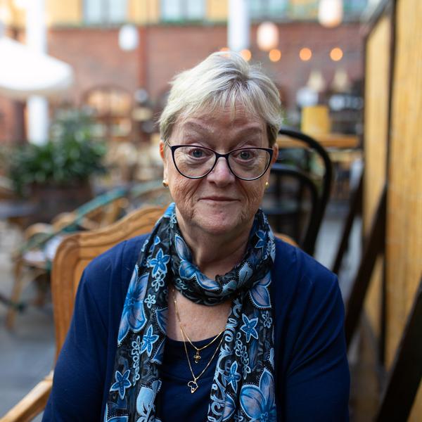 Porträtt på kvinna i kafemiljö