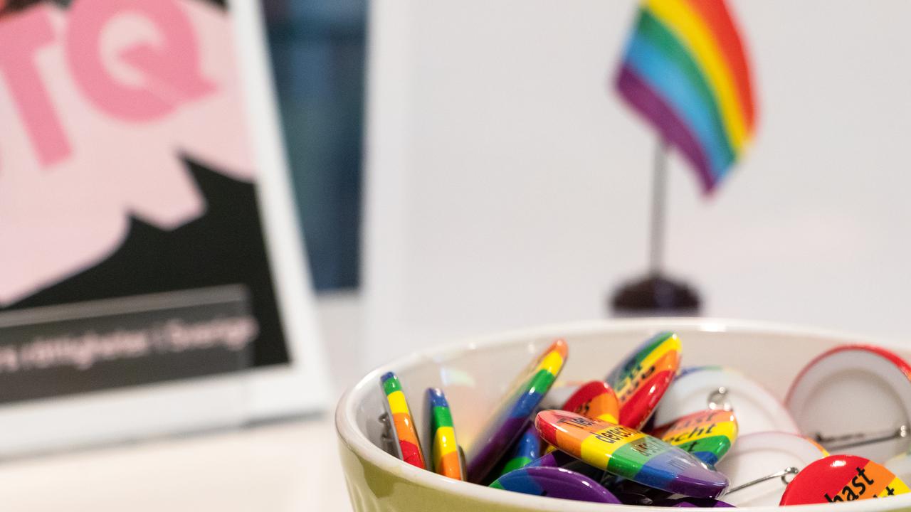 Skål med Pride-nålar