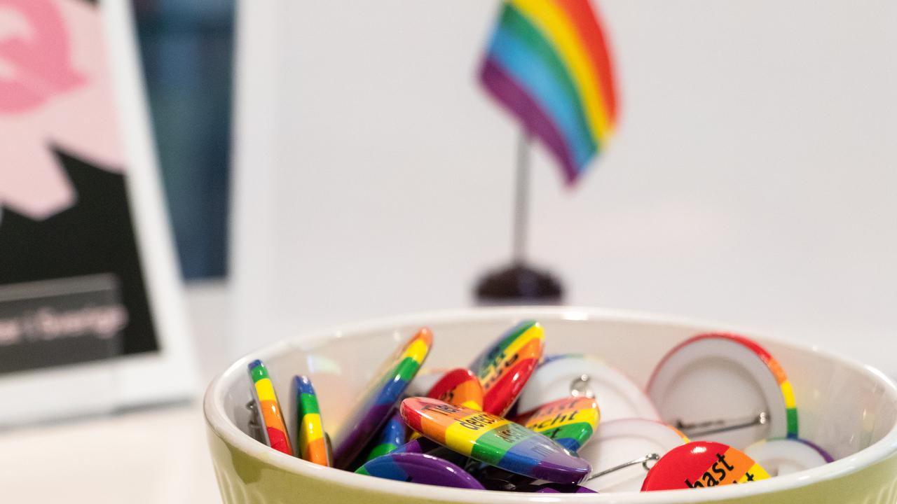 Skål med Pride-nålar