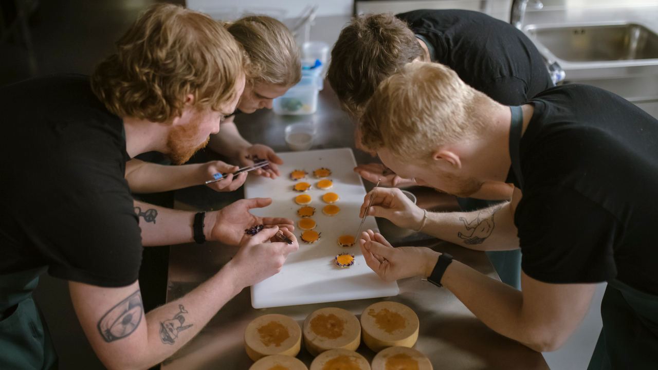 Studenter vid gastronomiprogrammet förbereder måltid i köksmiljö