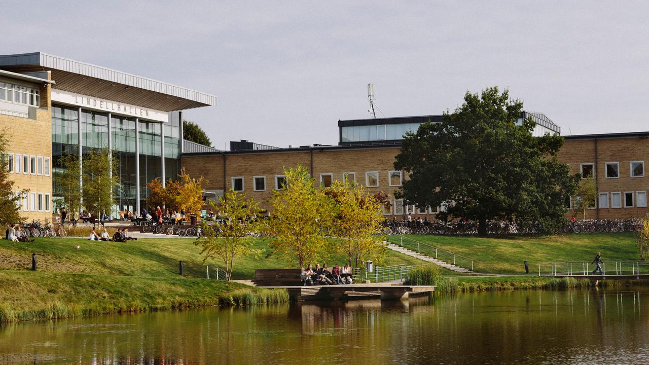 Bild på studenter på campus