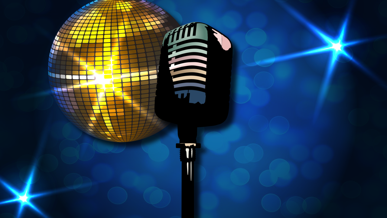 Discolampa i guld, mikrofon i olika färger. Blå bakgrund med ljuseffekter. Illustration.