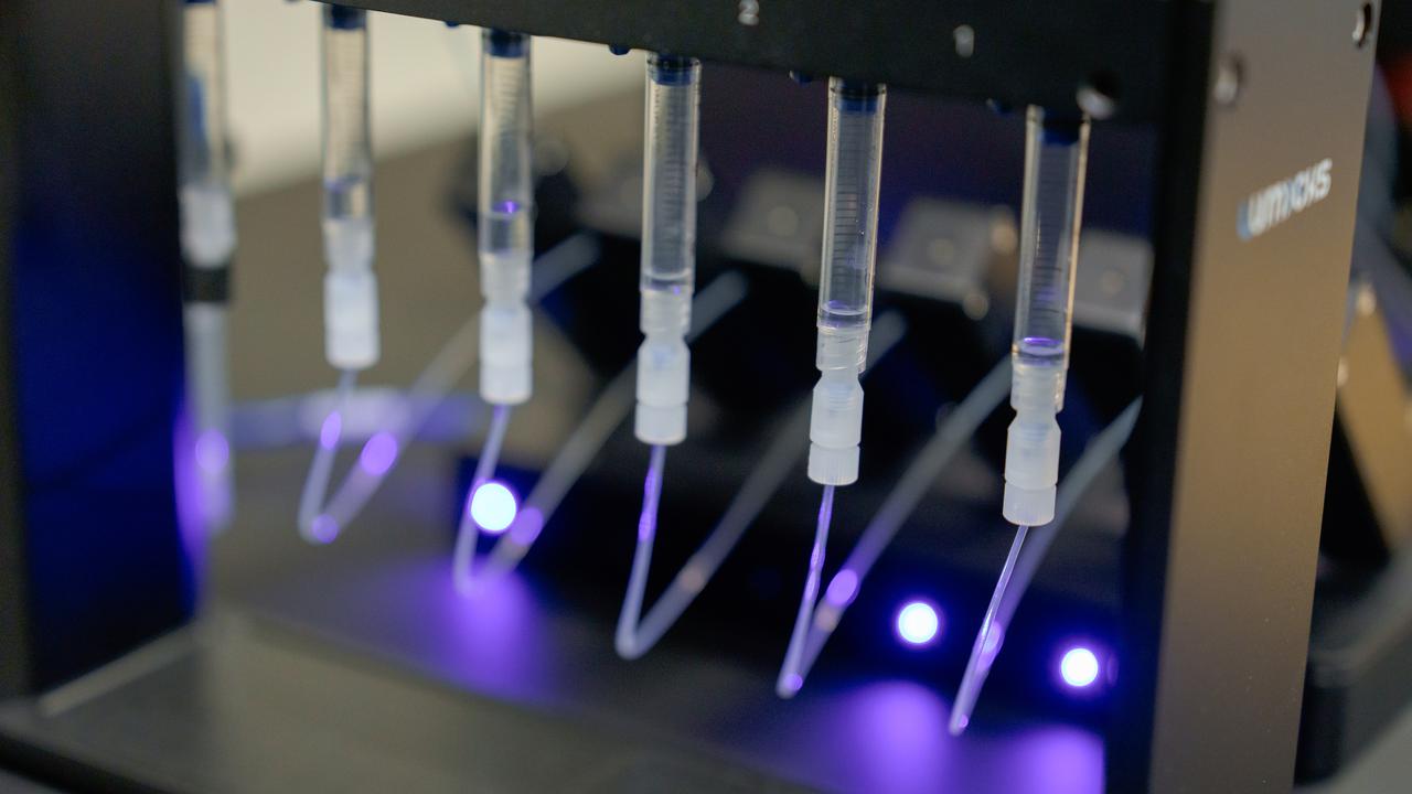 A microfluidics unit allows to control the environment around the visualised molecules and to rapidly introduce new substances. 