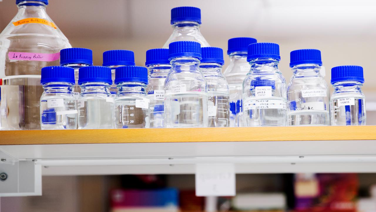 Bild på burkar på hylla i labb