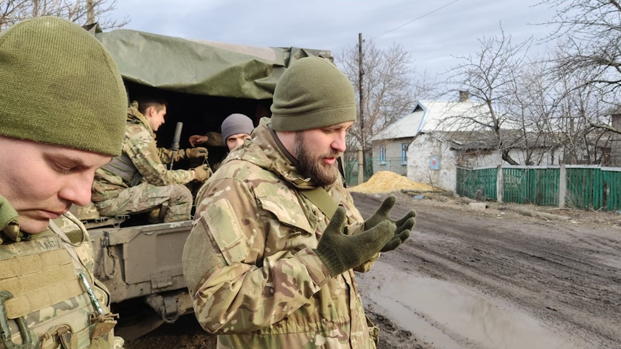 Bönen blir ett verktyg när oron blir stor. Fältimamen har arbetat vid fronten i flera år.