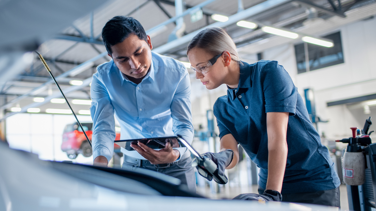 Bilden visar en man och en kvinna som kollar tekniska lösningar.