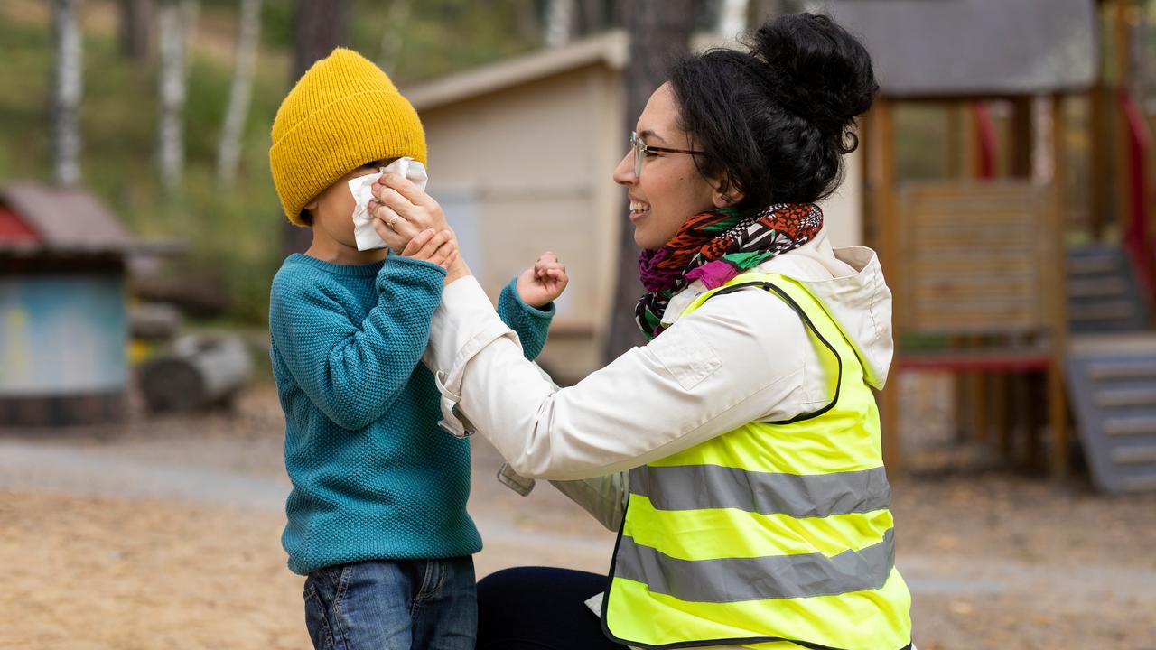 Utomhusbild sommar, dagisfröken snyter pojke