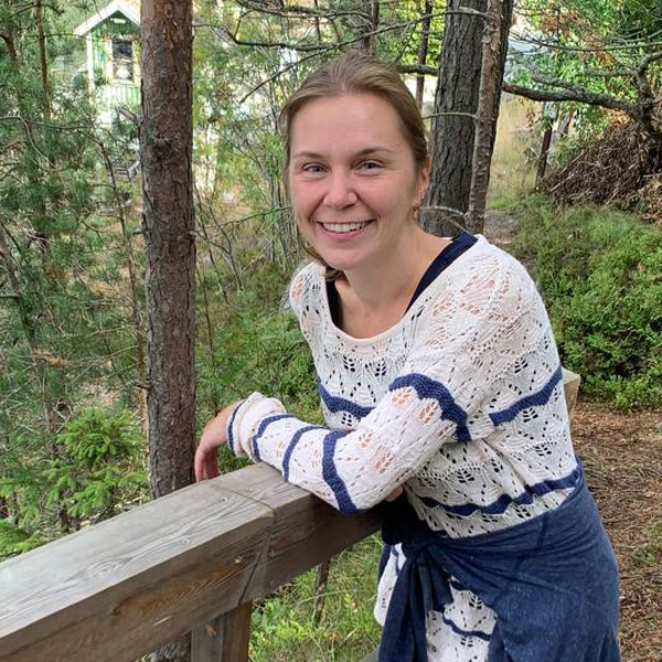 Yulia Kashevarova. Skogsmiljö i bakgrunden.