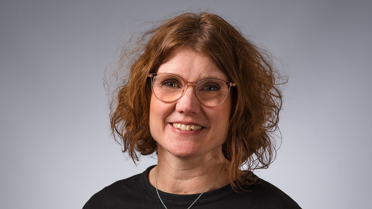 En kvinna med glasögon och svart skjorta