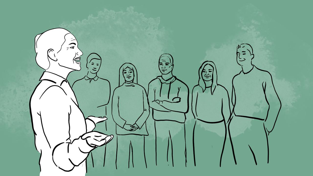 En kvinna som pratar inför en grupp människor.