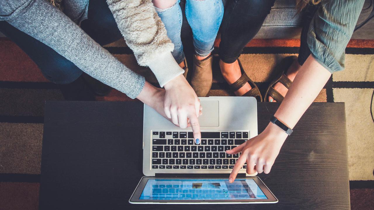 Människor framför dator