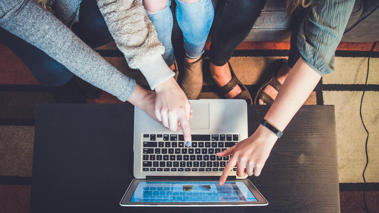 Människor framför dator