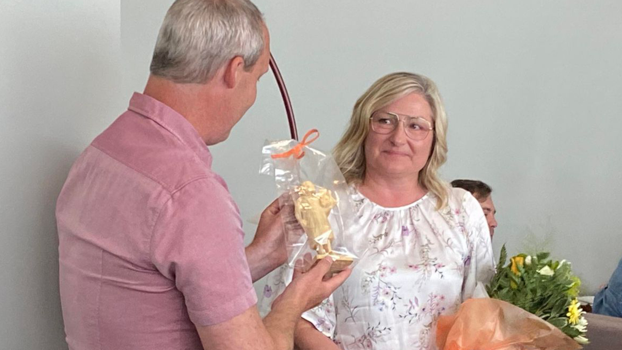 Camilla Sandström tilldelas Skogens Oskar av ordförande Michael Buström för Mera Skog i VÄsterbotten