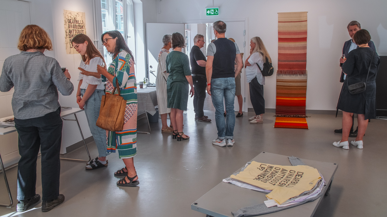 En grupp människor som står i ett rum