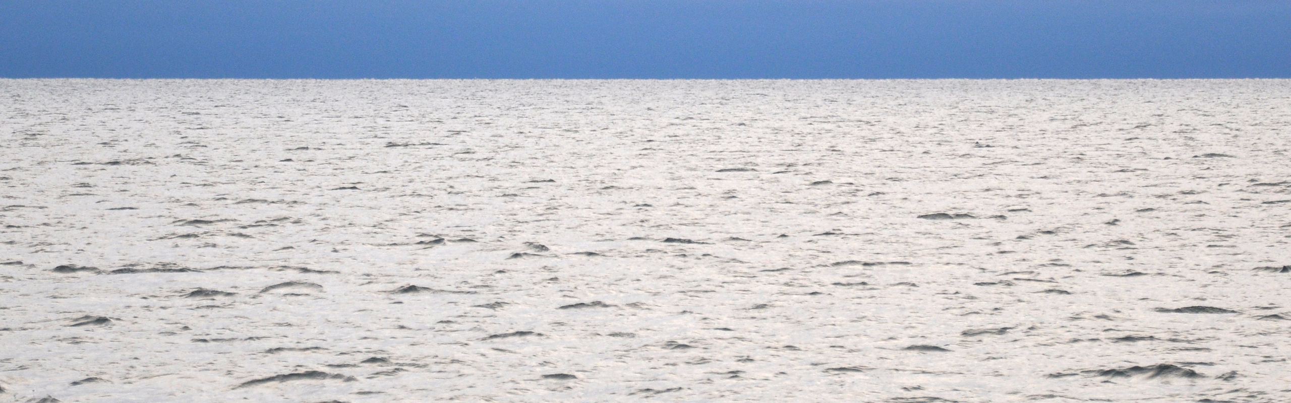 Grått hav och blå himmel