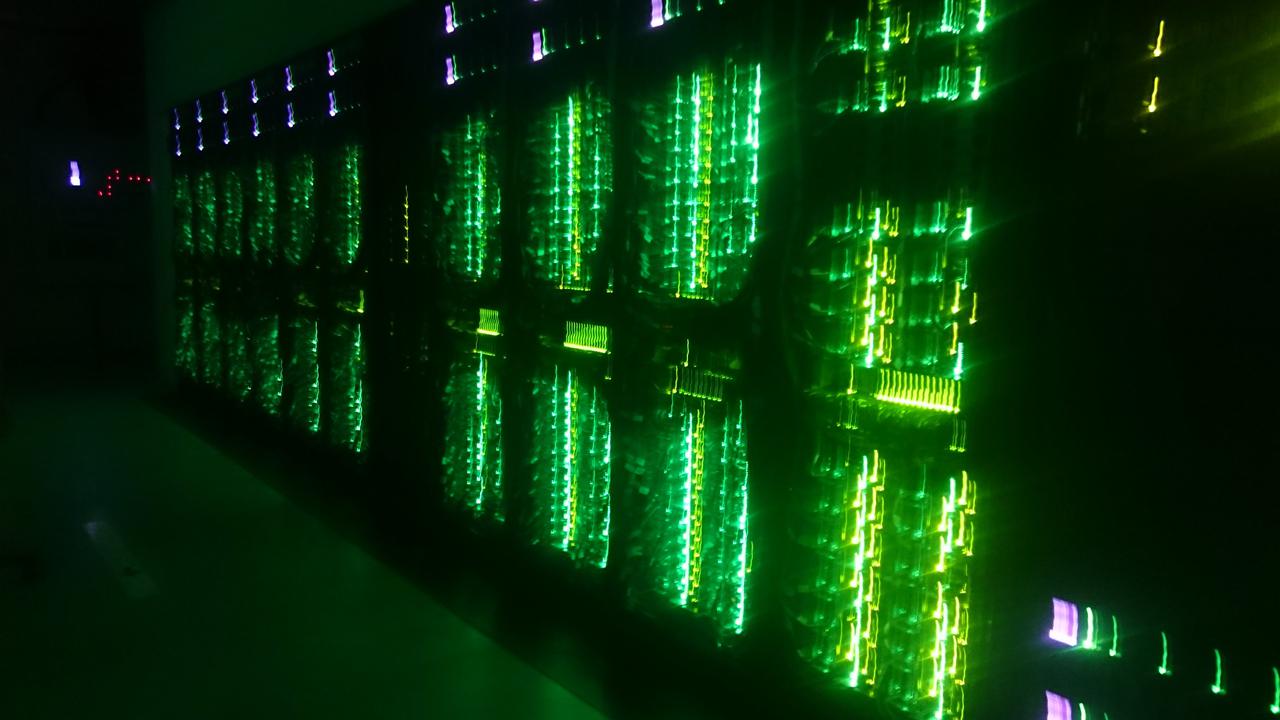 Superdatorn kebnekaise i ett grönt skimmer