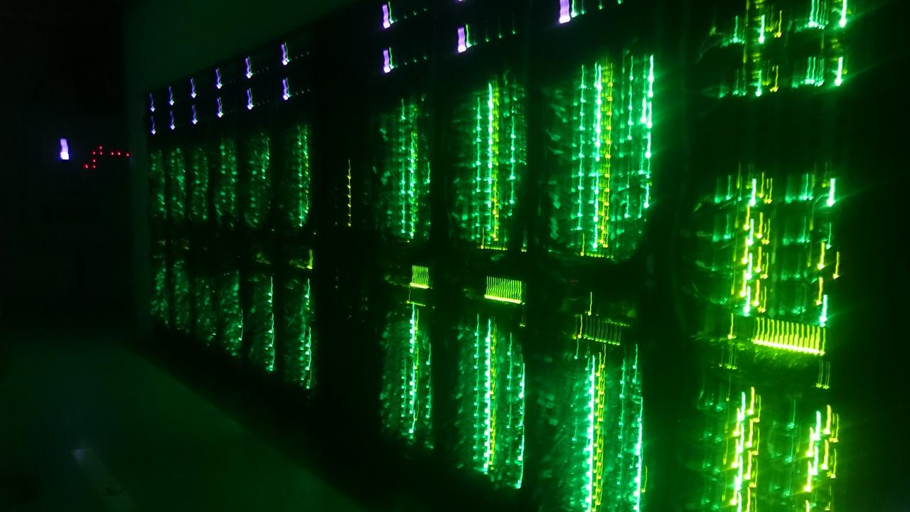 Superdatorn kebnekaise i ett grönt skimmer