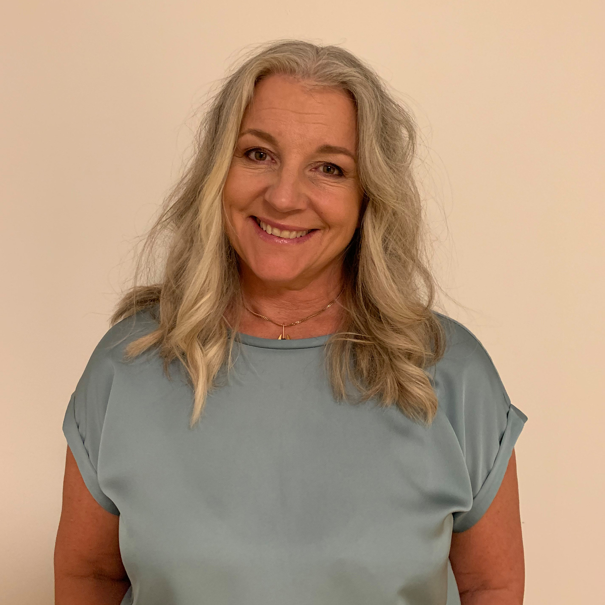 Porträttbild på en leende Marianne Degerman, fysioterapeut och doktorand.