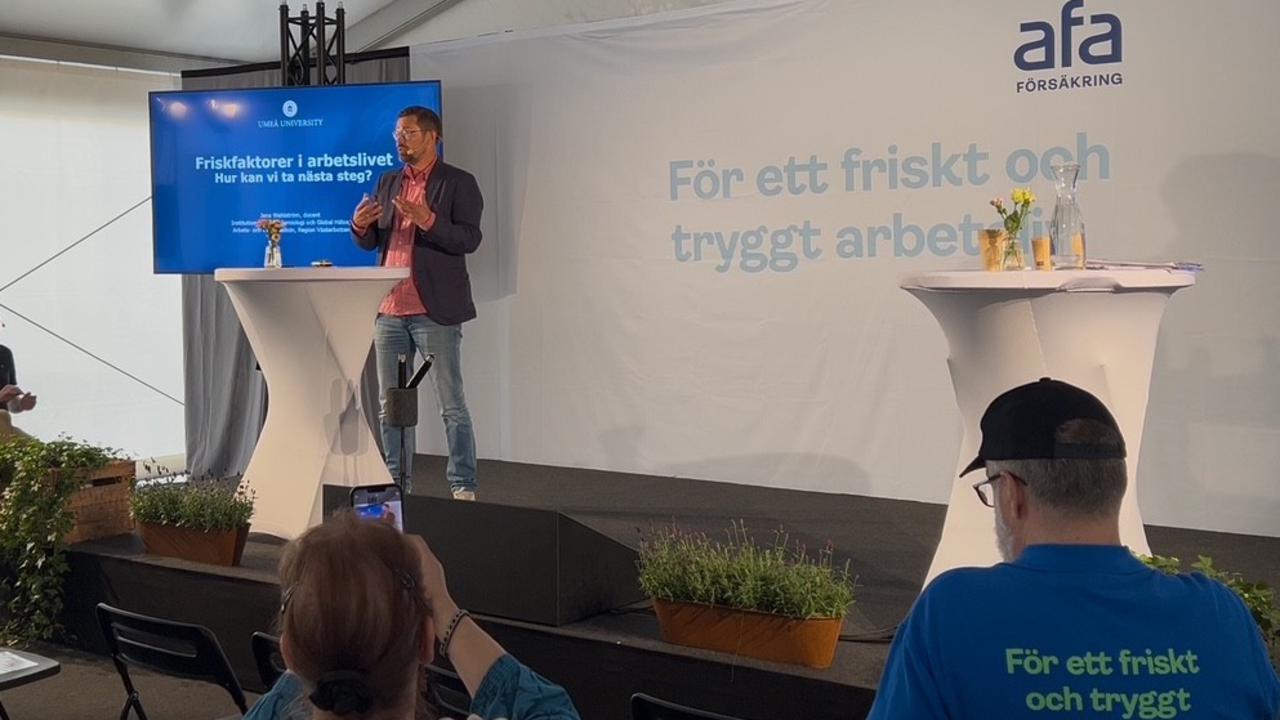Jens Wahlström håller föredrag i Almedalen.