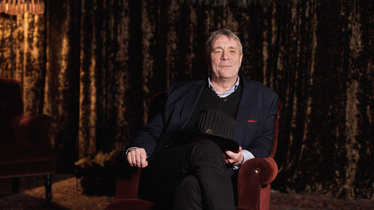 Bild på Peter Sköld sittande i en fåtölj