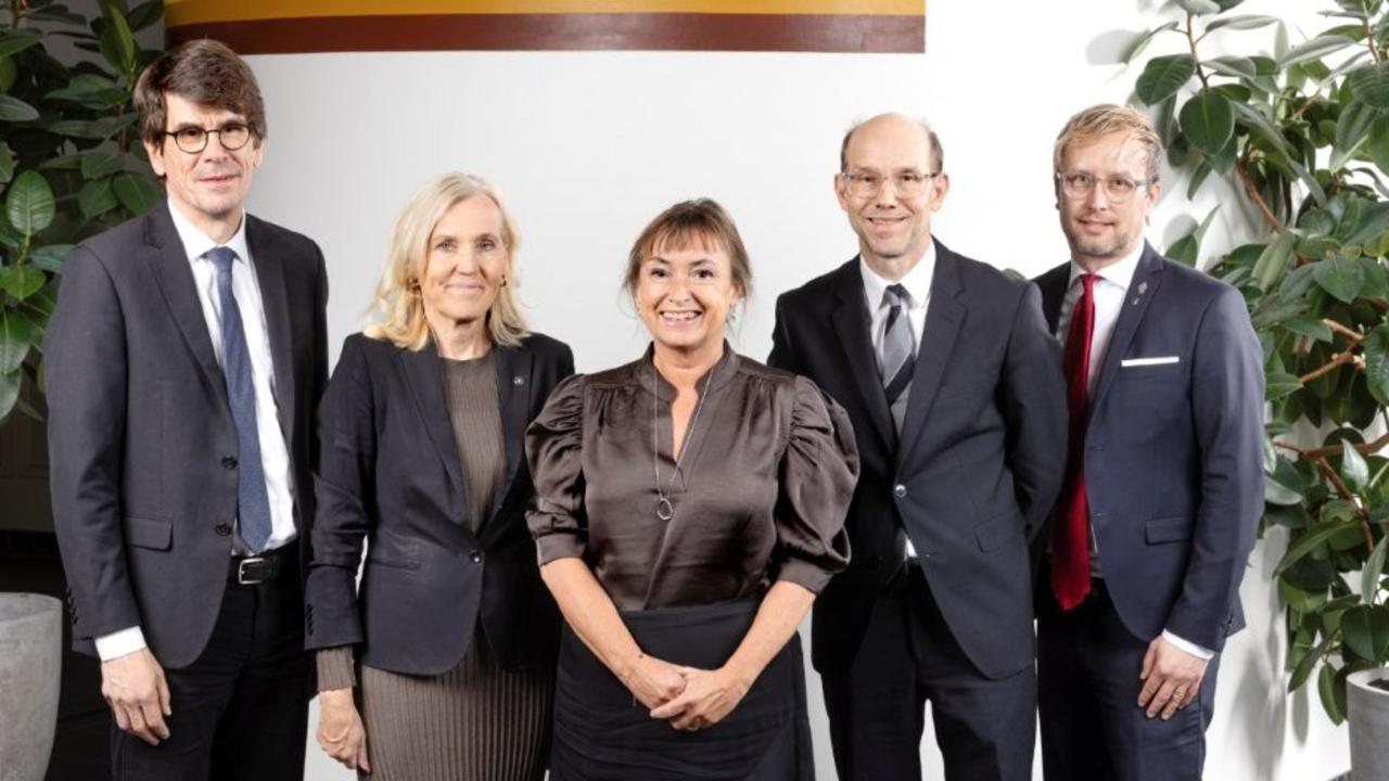 En grupp människor som står bredvid varandra.