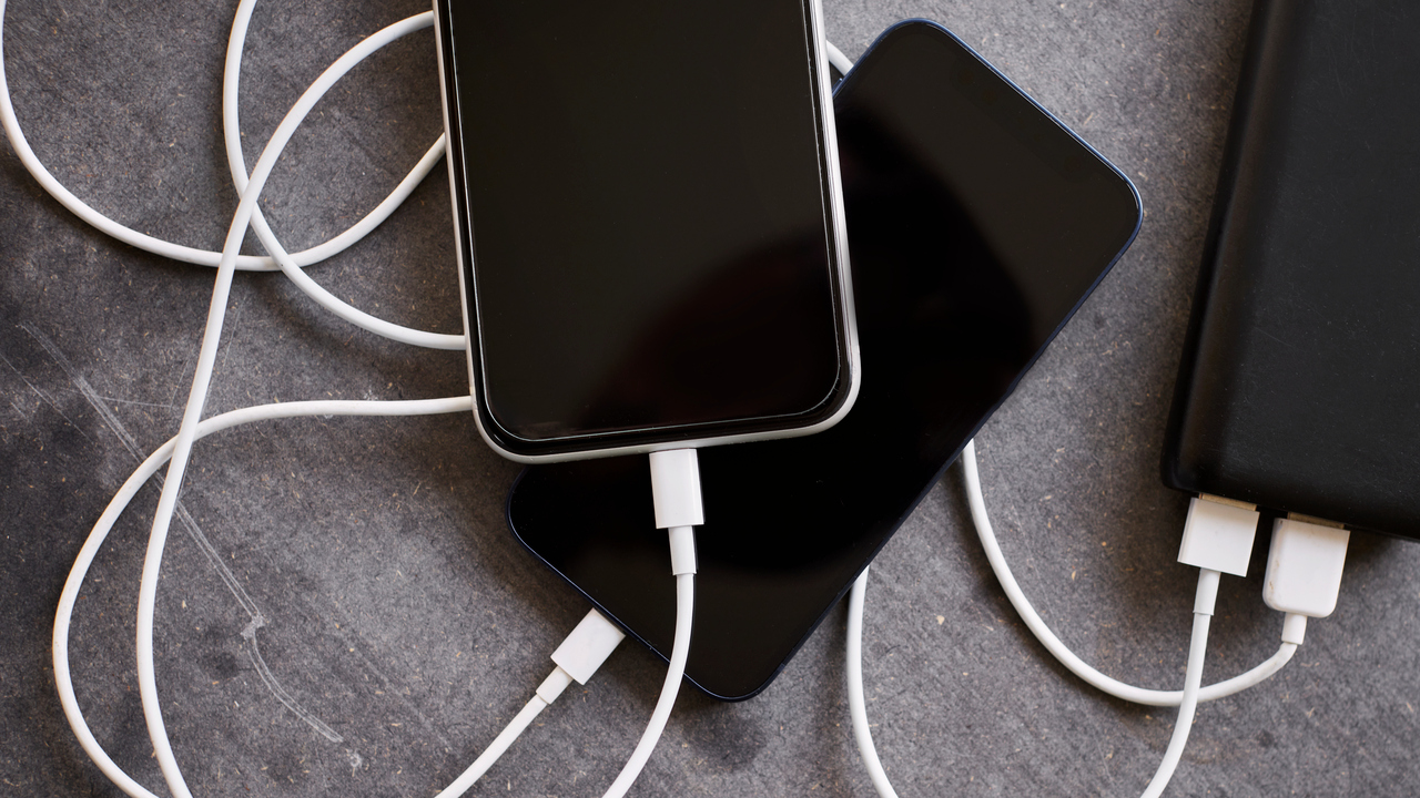 Två mobiler laddas via powerbank.