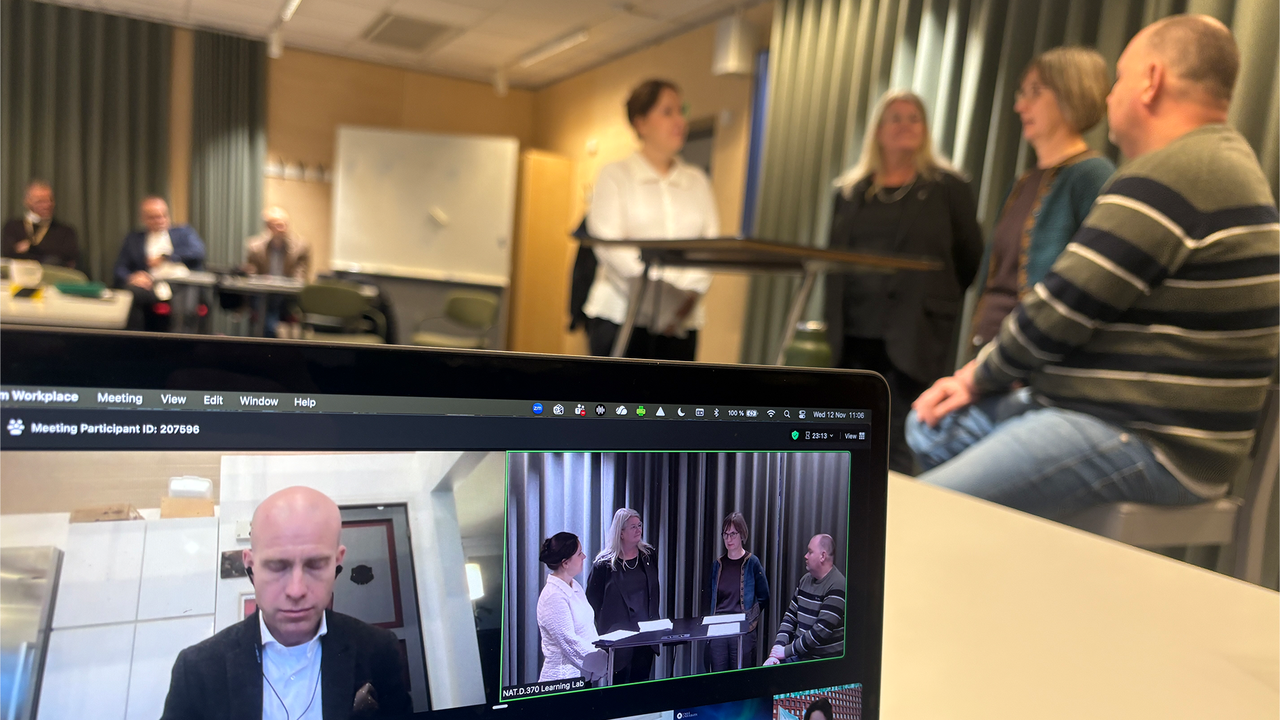 en dator i förgrunden med zoommöte. i bakgrunden panel för learning lab kickout