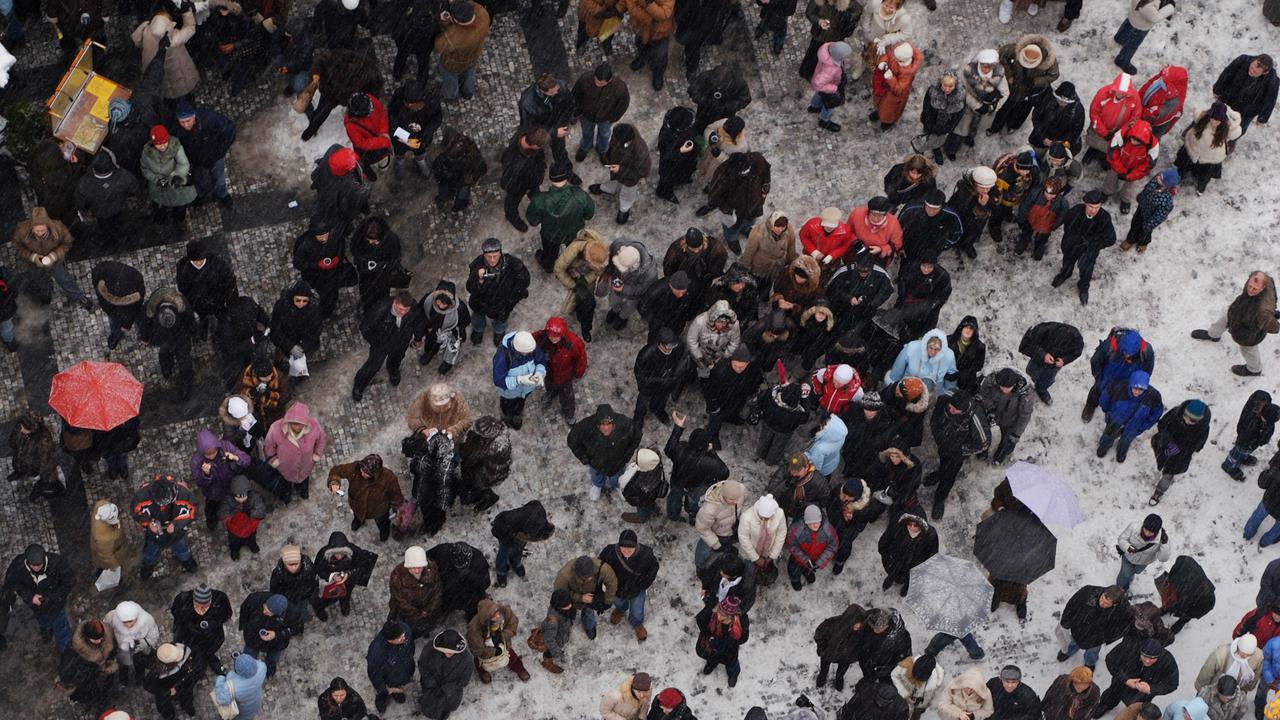 En stor grupp människor som står i snön.