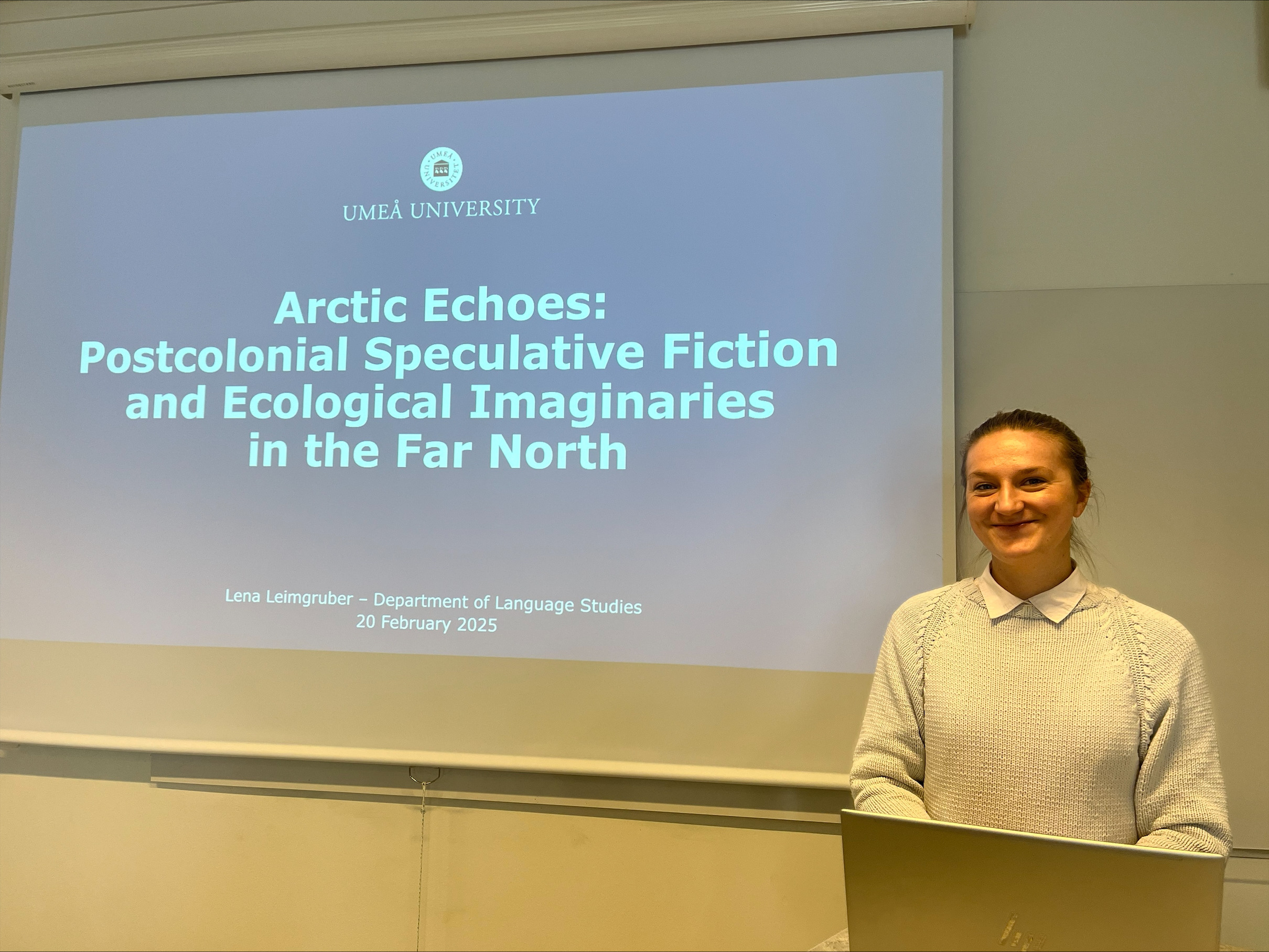 Lena Leimgruber in front of a powerpoint.